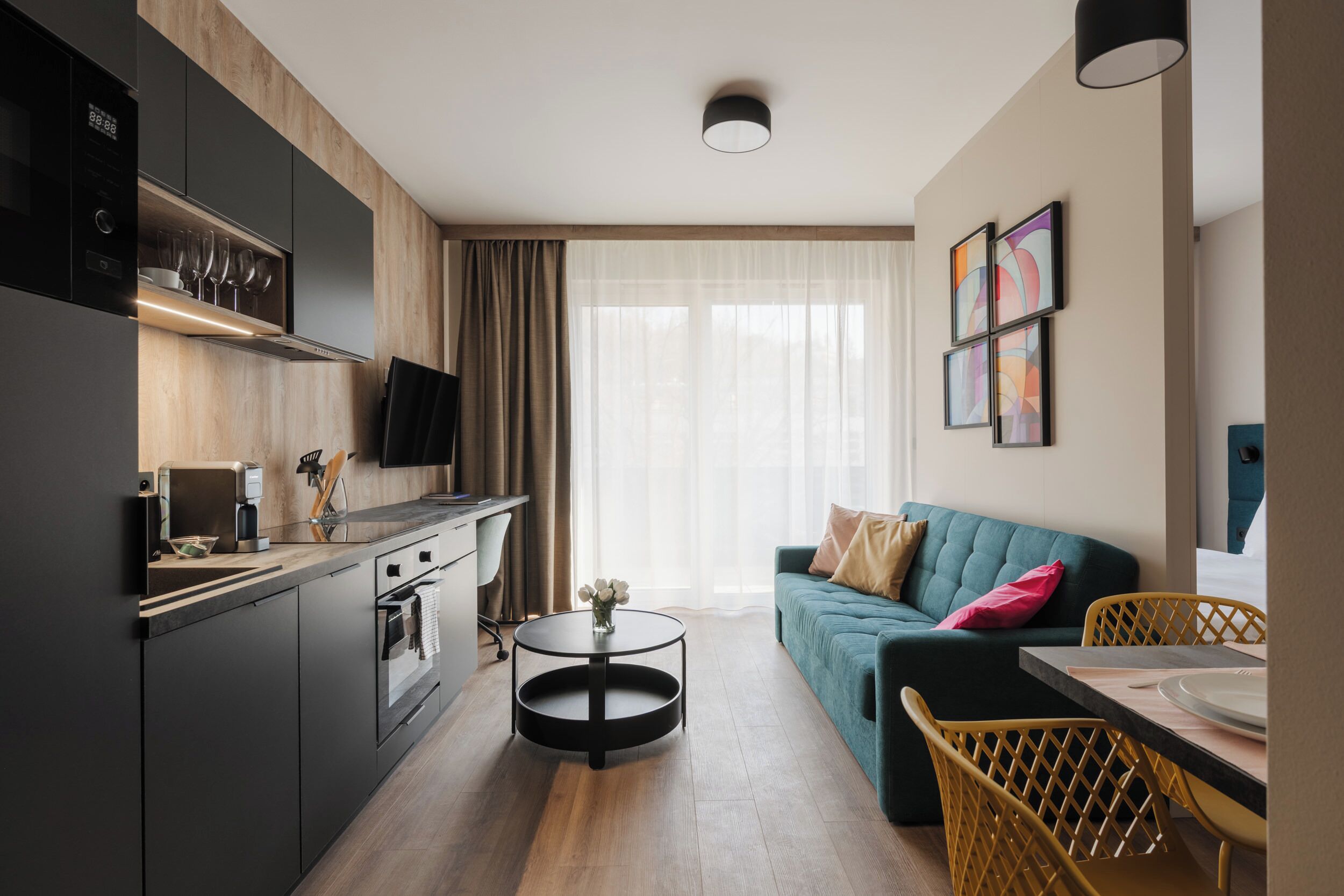 Nệm Select Comfort, bàn, khu vực làm việc phù hợp cho laptop 