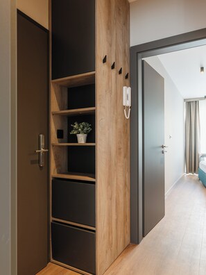 Nệm Select Comfort, bàn, khu vực làm việc phù hợp cho laptop 