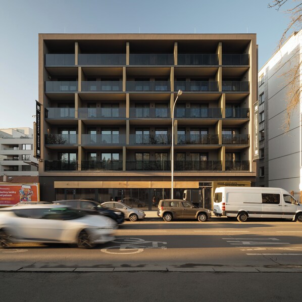 Ein mehrgeschossiges Gebäude mit modernem architektonischen Design und Balkonen in jeder Etage.