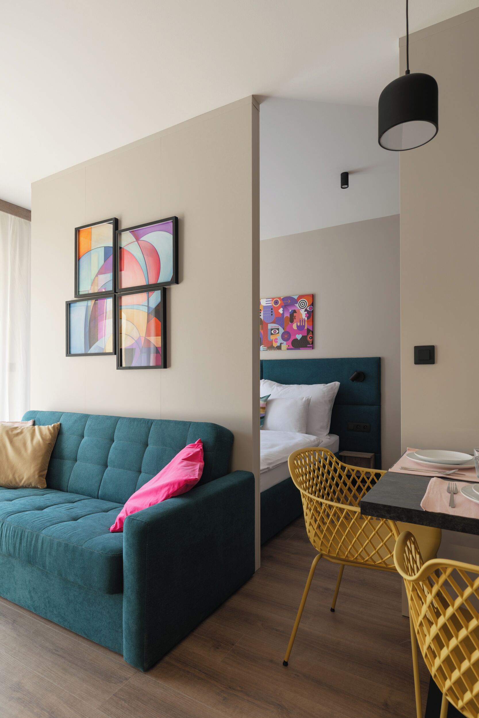 Nệm Select Comfort, bàn, khu vực làm việc phù hợp cho laptop 