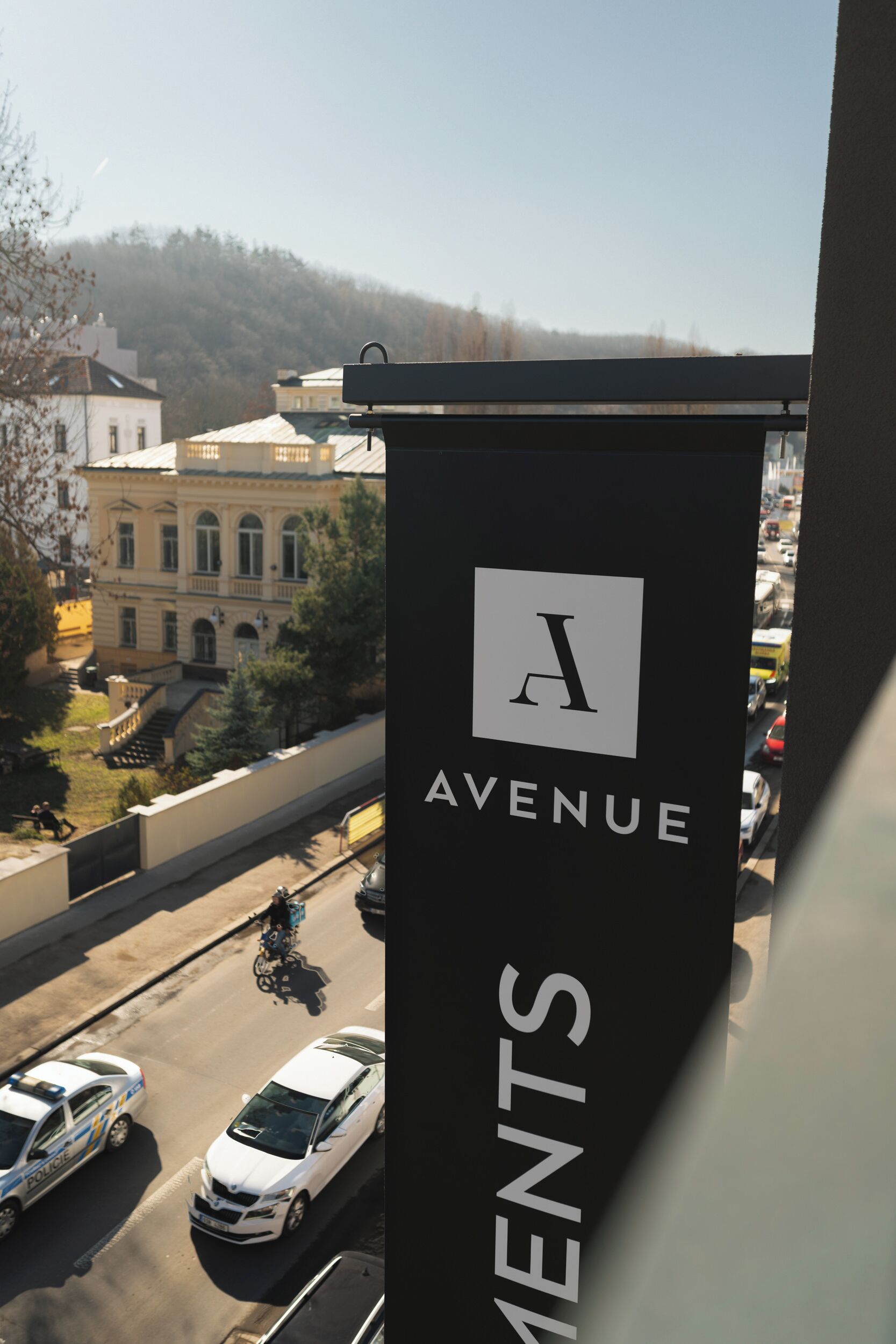 Une banderole avec les mots « Avenue » et « IMAGES » est accrochée à la façade d’un immeuble.