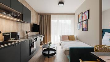 Tempat tidur Select Comfort, meja kerja, dan ruang kerja ramah laptop