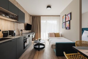 Select Comfort beds, desk, laptop workspace, blackout curtains - Avenue Apartments Vrchlického (Prague)