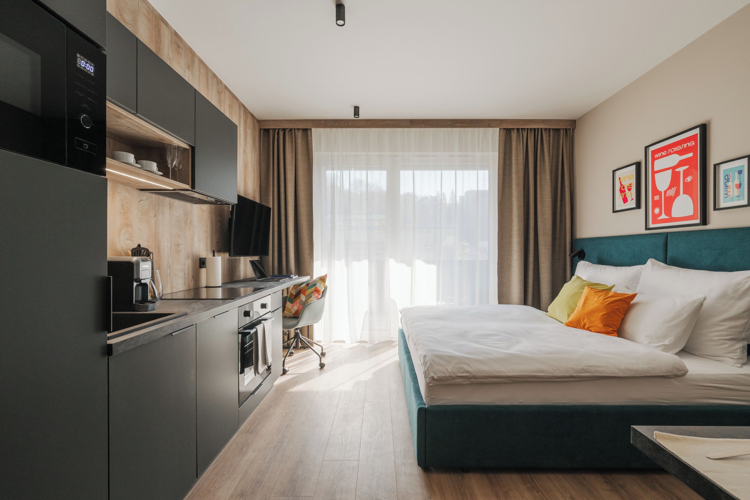 Nệm Select Comfort, bàn, khu vực làm việc phù hợp cho laptop 