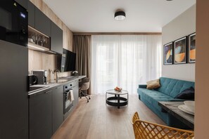 Select Comfort beds, desk, laptop workspace, blackout curtains - Avenue Apartments Vrchlického (Prague)