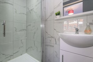 Shower, hair dryer, towels - Suite in Leeds + Shared Kitchen + Parking2 - Pass the Keys (Leeds)