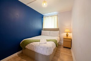 3 bedrooms, desk, WiFi, bed sheets - Bright central 3-bedroom base for 6 with Wi-Fi (Greater Manchester)