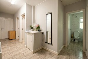 Ein Badezimmer mit Toilette, Waschbecken und Spiegel.