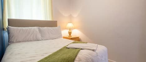 3 bedrooms, desk, WiFi, bed sheets