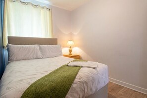 3 bedrooms, desk, WiFi, bed sheets - Bright central 3-bedroom base for 6 with Wi-Fi (Greater Manchester)