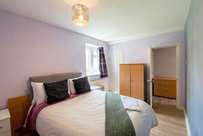 3 bedrooms, desk, WiFi, bed sheets - Bright central 3-bedroom base for 6 with Wi-Fi (Greater Manchester)