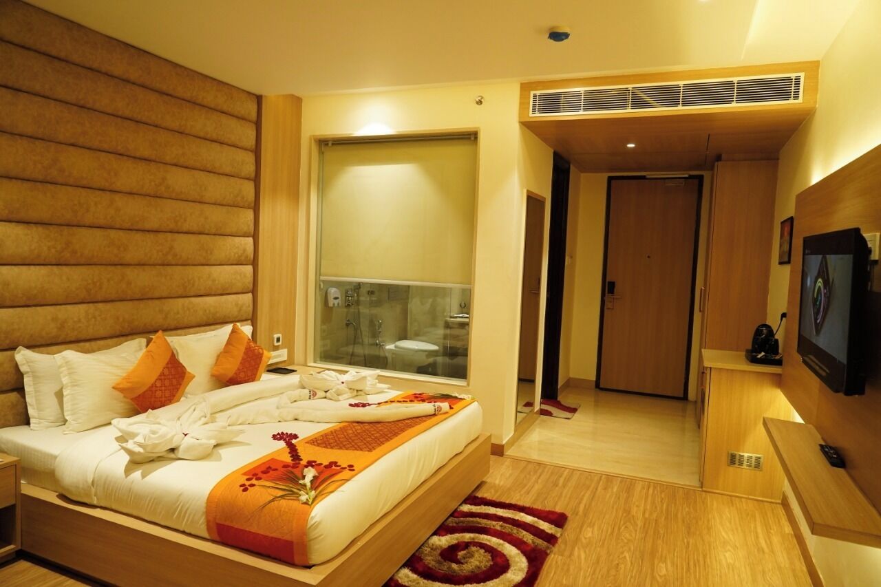 Schreibtisch, laptopgeeigneter Arbeitsplatz, Verdunkelungsvorhänge