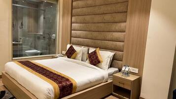 Chambre exécutive double, vue sur la ville | Bureau, espace de travail pour ordinateurs portables