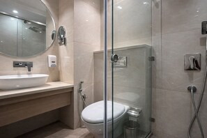 Pancuran mandi, pengering rambut, selipar, tuala disediakan 