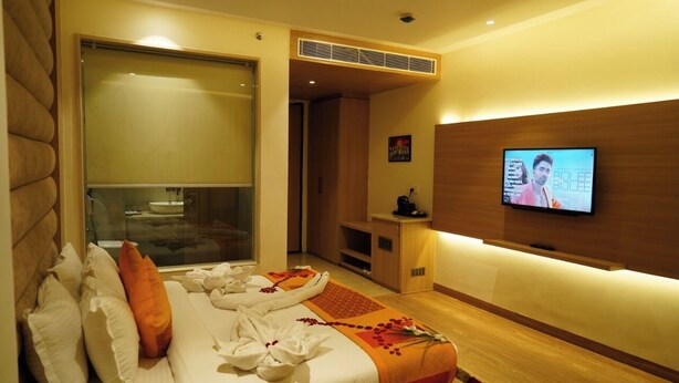 Une chambre d’hôtel équipée d’un lit, d’une télévision et d’une table de massage.