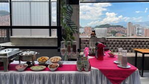 Outdoor dining - Helena Luxury 2BR ✨ Private Balcony + Breakfast in Medellín (Medellín)