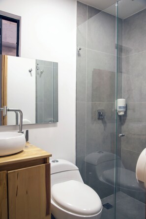 Douche, sèche-cheveux, serviettes fournies, savon