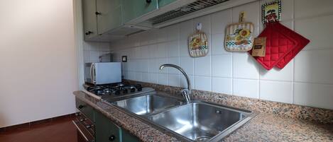 Réfrigérateur, four à micro-ondes, un four, surface de cuisson