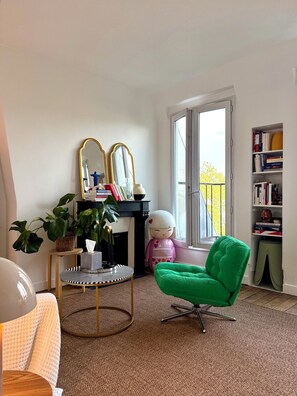Living area - Lovely Parisian flat with nice view, quiet and last floor in Paris. (Paris)