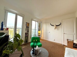 Living area - Lovely Parisian flat with nice view, quiet and last floor in Paris. (Paris)