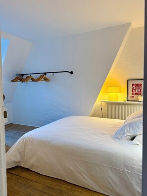 1 bedroom, iron/ironing board, Internet, bed sheets - Lovely Parisian flat with nice view, quiet and last floor in Paris. (Paris)