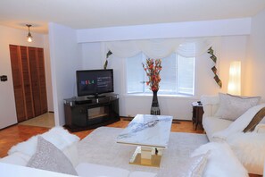 Living area - Cute 2BR House in winterpeg. Close To Everything, Easy Check in free parking (Winnipeg)