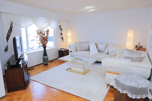 Cute 2BR House in winterpeg. Close To Everything, Easy Check in free parking