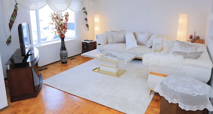 Cute 2BR House in winterpeg. Close To Everything, Easy Check in free parking