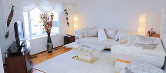 Cute 2BR House in winterpeg. Close To Everything, Easy Check in free parking