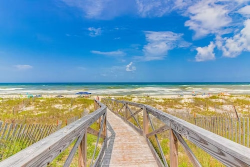 Pet Friendly Townhouse Steps from Beach & Pool!