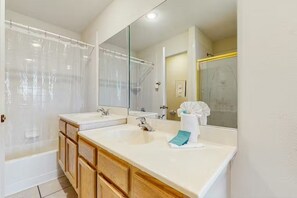 Hair dryer, towels, soap, shampoo - Pet Friendly Townhouse Steps from Beach & Pool! (Port St. Joe)