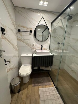 Dutxa, assecador de cabells, bidet i tovalloles 