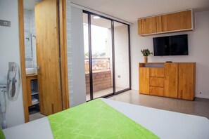 2 habitaciones, escritorio, tabla de planchar con plancha y wifi 