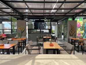 Dining - Luxury Helena 2BR ✨ Private balcony + Breakfast in Boston. (Medellín)