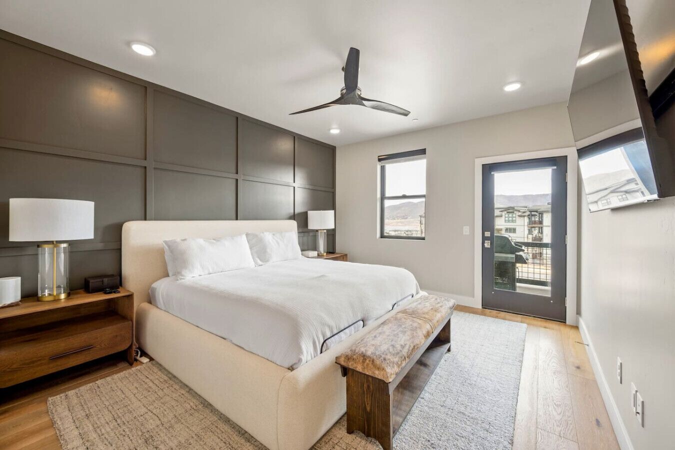 3 habitaciones, escritorio y tabla de planchar con plancha 