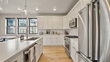 Refrigerador, microondas, horno, placa de cocina