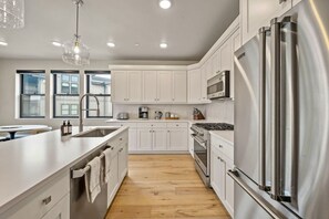 Refrigerador, microondas, horno, placa de cocina