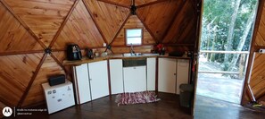 Refrigerador, cafetera y tetera, utensilios de cocina y comedor 