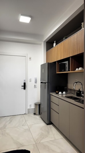 Coffee/tea maker, fridge, microwave, stovetop - Studio Thera SP17 (Indianópolis)