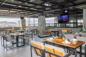Outdoor dining - Helena Building 2BR ✔️ Breakfast + Jacuzzi + Coworking in Medellin (Medellín)