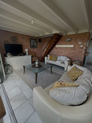 Smart-TV, DVD-Player, Stereoanlage