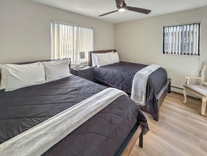 5 bedrooms, desk, iron/ironing board, free WiFi - Gather Together Garage Pets (Montrose)