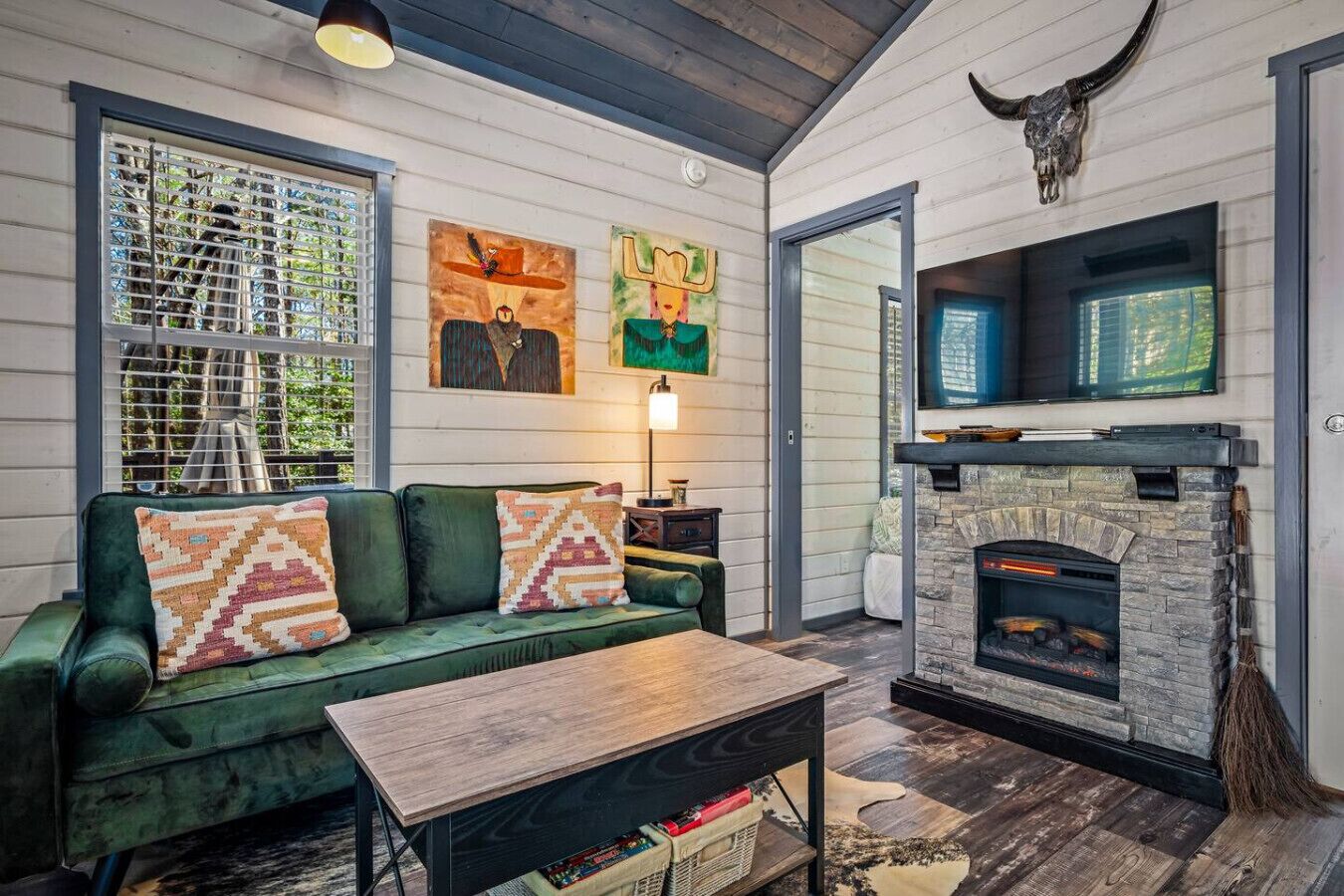 Télévision, cheminée