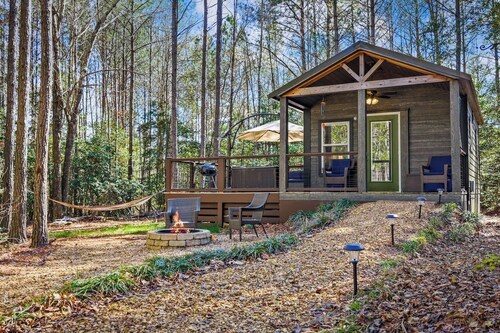 Great Escape w/ Firepit, 8 Min to Downtown Mentone