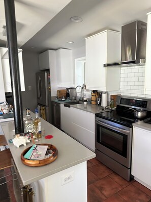 Private kitchen - 2-bedroom house in nice Annapolis with cool AC breeze (Annapolis)