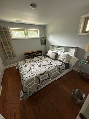 Iron/ironing board, Internet, bed sheets - 2-bedroom house in nice Annapolis with cool AC breeze (Annapolis)