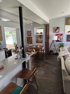 Living area - 2-bedroom house in nice Annapolis with cool AC breeze (Annapolis)