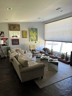 Living area - 2-bedroom house in nice Annapolis with cool AC breeze (Annapolis)