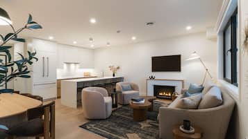 Panoramic Condo, Mountain View | Living area