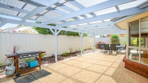 Outdoor dining - 2 Marto Court, Normanville (Normanville)